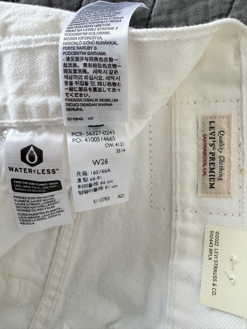 NWT Levi's 501 Women's High Rise White Denim Cut Off Frayed Distressed Short W26 - Picture 11 of 15